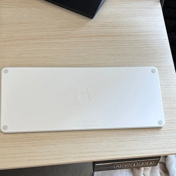 Apple White Wireless Keyboard - Picture 2 of 2